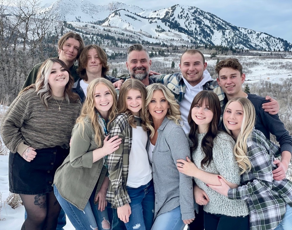 Family collage hero (random from /photos, fallback to assets/hero.jpg)